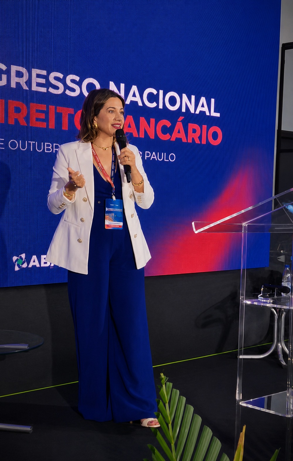 Dra. Valéria Lamberti palestrando no Congresso Nacional de Direito Bancário